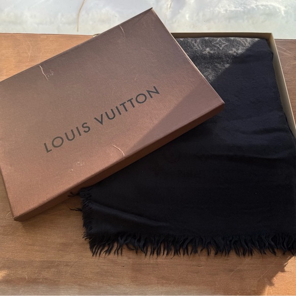 Louis Vuitton Elegant Black Wrap - Picture 7 of 10